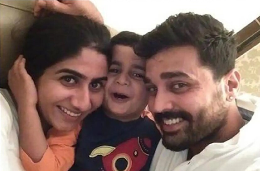 জাতীয় দলের পাশাপাশি ঘরোয়া ক্রিকেটেও দীনেশ কার্তিকের সতীর্থ ছিলেন মুরলী। দু’জনই তামিলনাড়ুর। একইসঙ্গে খেলেছেন আইপিএলেও। ২০১২ সালে রঞ্জি ট্রফির সময় কার্তিক জানতে পারেন মুরলী-নিকিতার সম্পর্কের কথা। কিন্তু বিষয়টা বাইরে গড়াতে দেননি তিনি।