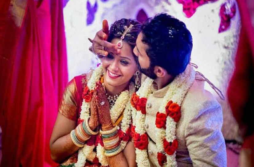 পারস্পারিক সমঝোতার মাধ্যমেই আলাদা হয়ে যান দীনেশ কার্তিক ও নিকিতা বানজারা। ততদিনে অবশ্য নিকিতা অন্তঃসত্ত্বা। এর পর মুরলী বিজয়ের সঙ্গে বিয়ের পিঁড়িতে বসেন নিকিতা। নিকিতা অন্তঃসত্ত্বা—বিষয়টা হাসিমুখেই মেনে নিয়েছিলেন মুরলী। ২০১৩ সালে তাদের ঘর আলো করে আসে প্রথম সন্তান নবীন। জানা যায়, আইপিএলের কোনো এক মরসুমে পরিচয় হয়েছিল মুরলী-নিকিতার। কিন্তু ঠিক কত বছর তাঁরা এই সম্পর্কের বিষয়টা দীনেশ কার্তিক-সহ সবার আড়ালে রাখে সেটা কখনই জানা যায়নি।