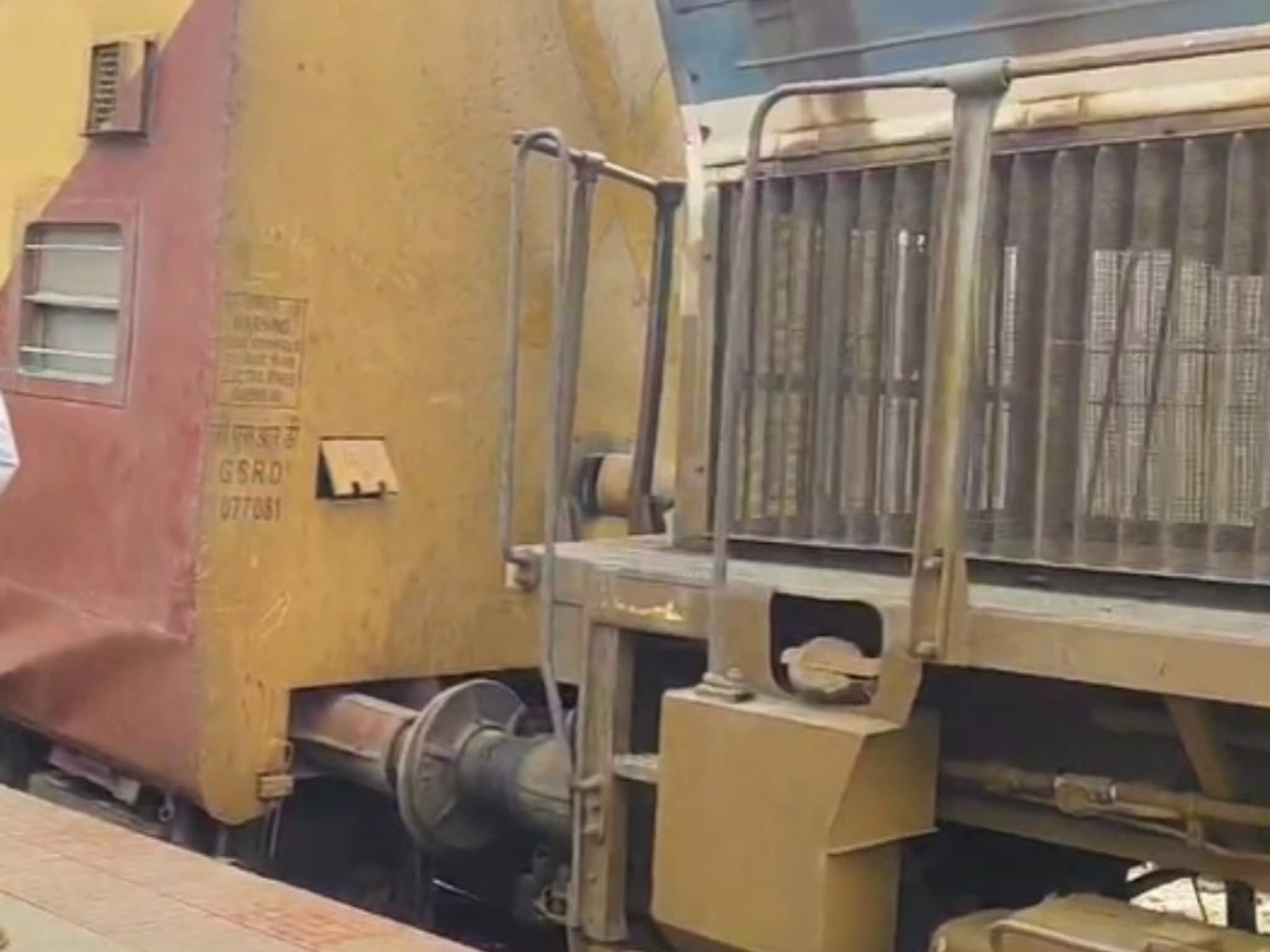 সাতসকালে ভয়াবহ দুর্ঘটনা! প্যাসেঞ্জার ট্রেনে সজোরে ধাক্কা ইঞ্জিনের, গুরুতর আহত ২ শিশু-সহ ৬