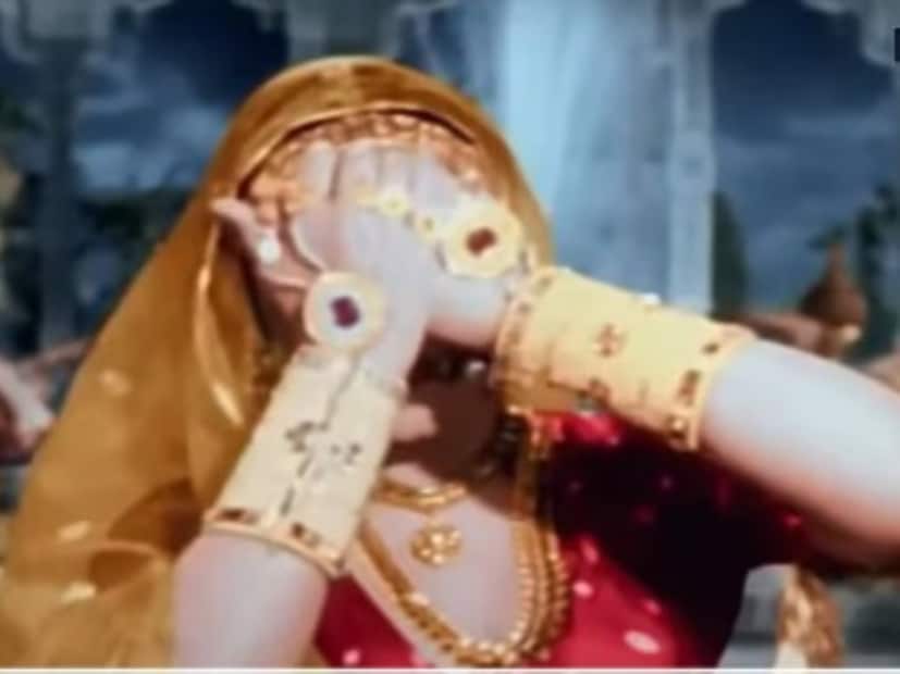 বলিউডে এমন অনেক অসম্পূর্ণ প্রেমের গল্প রয়েছে যা অসম্পূর্ণ থাকা সত্ত্বেও উদাহরণ হয়ে রয়েছে। দিলীপ কুমার এবং মধুবালার প্রেমের গল্পও একই রকম ছিল। মধুবালাকে প্রথম দেখার মুহূর্তে দিলীপ কুমারের হৃদস্পন্দন শুরু হয়ে যায়। ১৯৫১ সালে 'তারানা' ছবির সেটে তাদের প্রথম দেখা হয়েছিল তাঁদের, কিন্তু এই প্রেমের গল্পের শুরুটা যতটা সুন্দর ছিল, শেষটাও ততটাই করুণ ছিল।