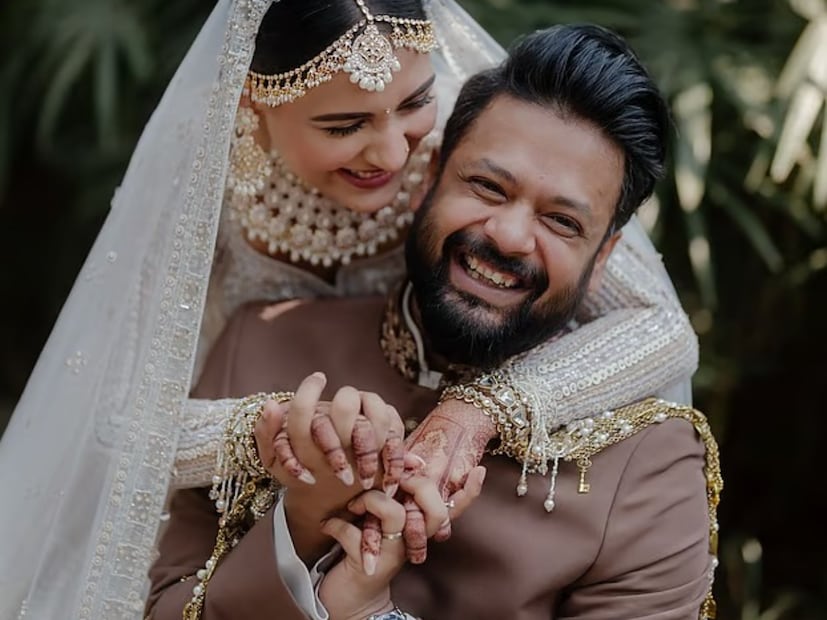 প্রসঙ্গত, ২০১২ সালের ৯ এপ্রিল আদনান আল রাজীবের সঙ্গে প্রথম দেখা হয়েছিল৷ ২০১৯ সালে রাজীবের সঙ্গে ঢাকার একটি বিপণিবিতানে মেহজাবীনের হাত ধরাধরি করে হাঁটার একটি ভিডিও সোশ্যাল মিডিয়ায়  ভাইরাল হয়। এরপরই তাদের সম্পর্কের গুঞ্জন ছড়ায়। 