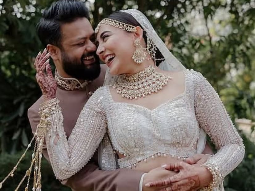 সমস্ত  জল্পনার অবসান ঘটিয়ে অবশেষে ঢাকার অদূরে একটি রিসর্টে দীর্ঘদিনের প্রেমিক পরিচালক-প্রযোজক আদনান আল রাজীবের সঙ্গে বিয়ের পিঁড়িতে বসেছেন অভিনেত্রী মেহজাবিন চৌধুরী। 