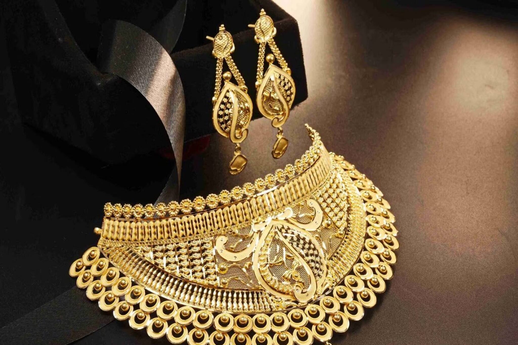 কেন সোনার দাম বাড়ছে? সাত সপ্তাহে ৯,৫০০ টাকা দাম বাড়ার পিছনে মূল কারণগুলি কী কী?