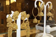 সোনা কেনার সময় সাবধান ! না হলে ঠকে যেতে পারেন....