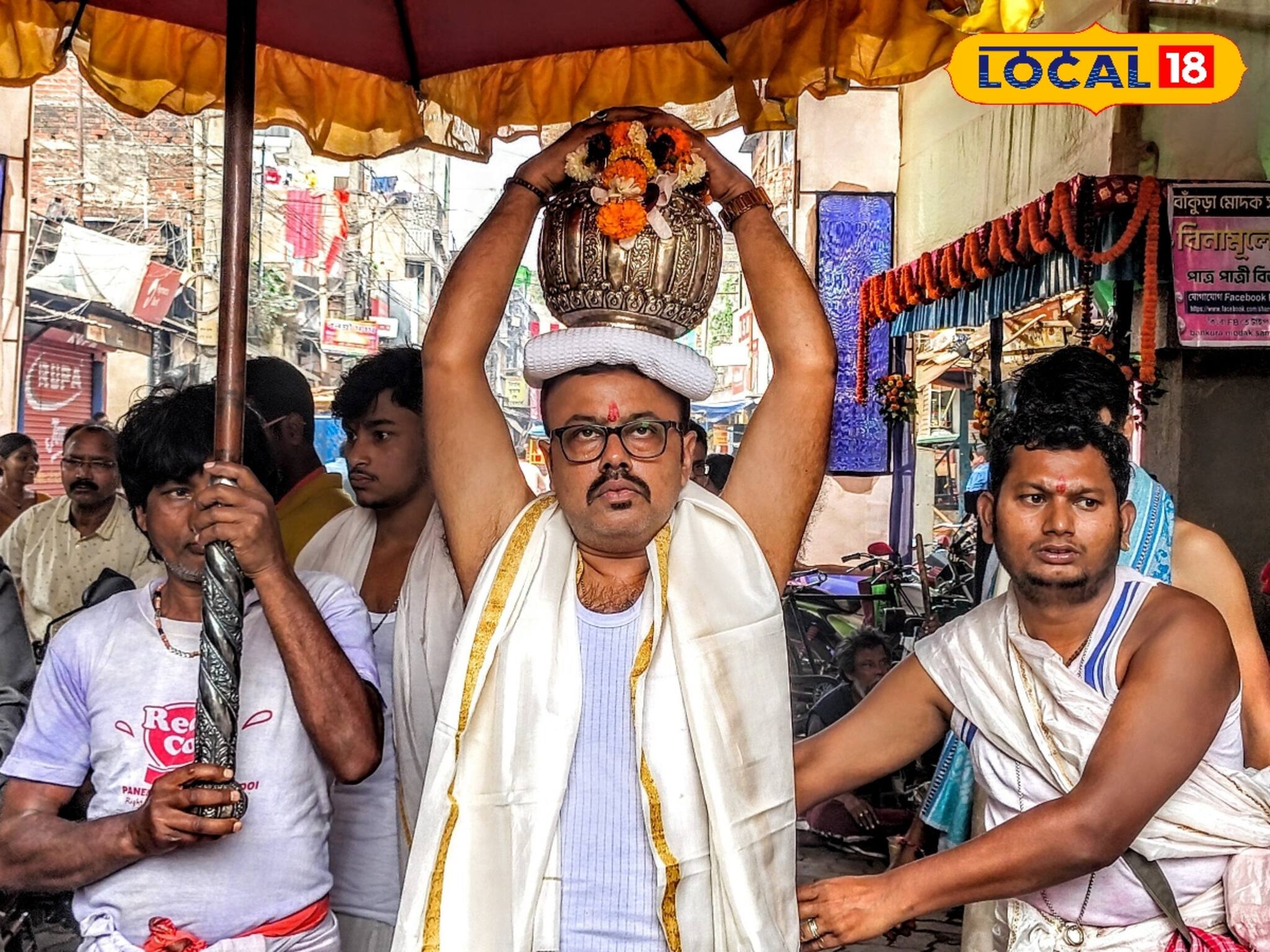 পাতে ১টি পুঁটি, মাথায় ১৫ কিলোর ঘট...মোদক সমাজের এই বিশেষ শোভাযাত্রার রীতি জানেন?