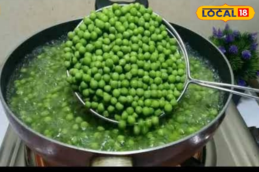 বাজার থেকে কেনা মটরশুটি গুলি ছাড়িয়ে ভালো করে ধুয়ে নিন এবার অন্য একটি পাত্রে জল গরম করুন। এবার জল ফুটে এলে এতে ২ ছোট চামচ চিনি দিন।ফুটন্ত জলে মটরশুঁটি দিয়ে দিন। এখন ঘড়ি ধরে সময় দেখে পুরো ২ মিনিট ওই জলে মটরগুলো থাকতে দিন।