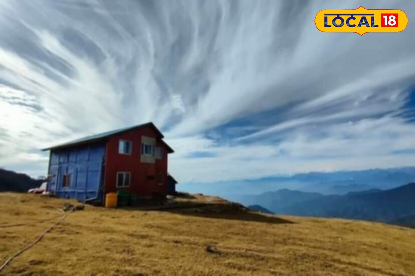 বৃষ্টি কুয়াশার মাঝেই ঝলমলে রোদে হাসলো পাহাড়। কয়েক দিন ধরে ঘন কুয়াশার চাদরে মোড়া পাহাড় থেকে সমতল আর তার মাঝেই রোদের লুকোচুরি খেলা । সব মিলিয়ে দারুন মুডে উত্তরের আবহাওয়া।