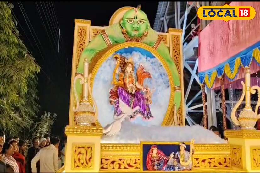 প্রত্যেকটি পুজো উদ্যোক্তা সুসজ্জিত ট্যাবলো ও আলোকসজ্জা নিয়ে রাস্তায় বের হয়। সন্ধ্যে থেকে শুরু করে মধ্যরাত্তির পর্যন্ত চলে শোভাযাত্রা প্রতিযোগিতার অনুষ্ঠান। 