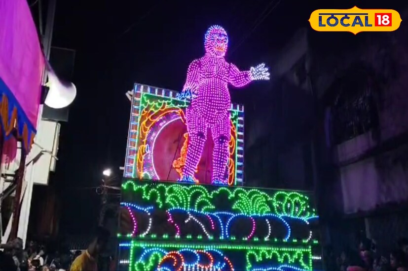 সরস্বতীর শোভাযাত্রা দেখার জন্য বহু মানুষের ভিড় জমে রাস্তার দু'ধারে। উৎসবে মাতোয়ারা বাঙালি সরস্বতী পুজোর শোভাযাত্রা দেখতে গেলে আসতে হবে হুগলির সদর শহর চুঁচুড়া