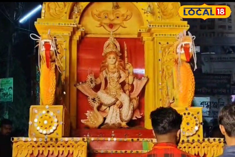 এই বছর শোভাযাত্রায় অংশগ্রহণ করেছে মাত্র কুড়িটি পুজো উদ্যোক্তা। তবে সরস্বতীর ভাসান দেখার জন্য স্থানীয় মানুষদের ভিড় ছিল চোখে পড়ার মতন। রাস্তার দু'ধারে বহু মানুষের জমায়েত হয় এই দিন সন্ধ্যায় সরস্বতীর ভাসান দেখতে। 