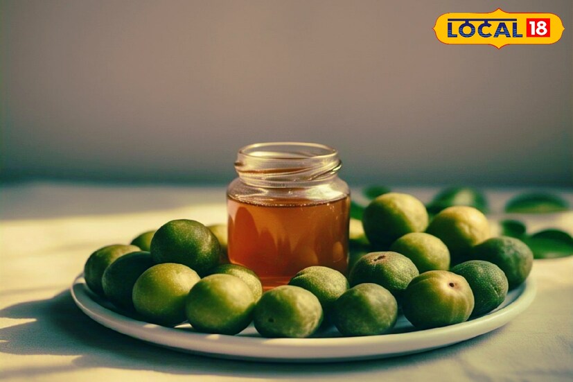 অভিজ্ঞ আয়ুর্বেদ চিকিৎসক অসীম শর্মা জানান, দু’টিই শরীরের জন্য উপকারী। তবে আমলকি এবং মধু একসঙ্গে খেলে দুটোর কার্যশক্তি দ্বিগুণ হয়ে ওঠে।