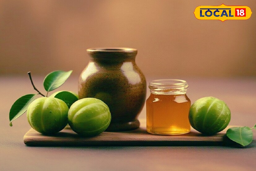 ভিটামিন-C ত্বক এবং চুল, দুইয়ের জন্যই ভাল। অ্যান্টি-অক্সিড্যান্ট সমৃদ্ধ আমলকি এবং অ্যান্টি-ব্যাক্টেরিয়াল উপাদানে ভরপুর মধু ত্বকের উপকারে লাগে।