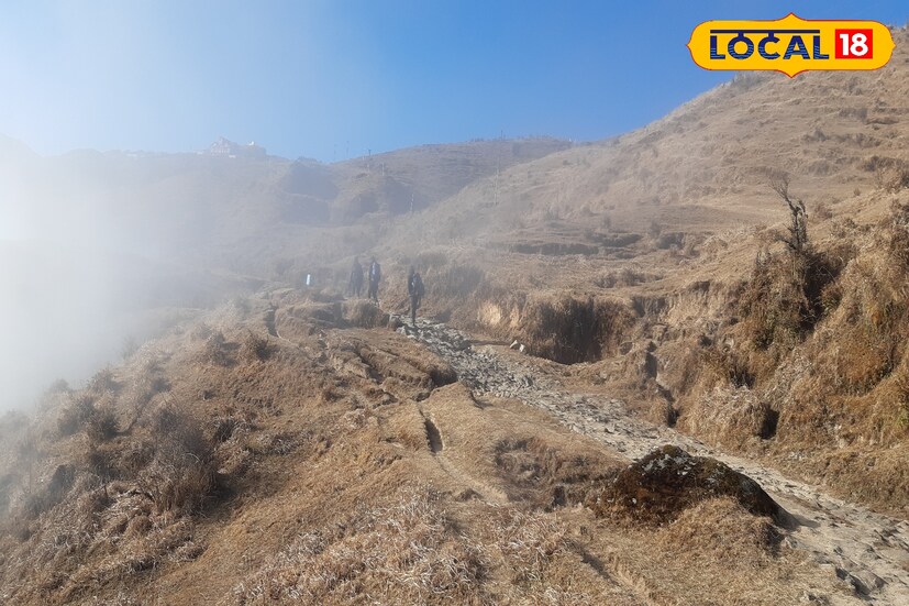 ঘন কুয়াশায় দৃষ্টি শূন্য চারিদিক তার মাঝে কনকনে ঠান্ডা, হু হু করে কমছে পারদ। সব মিলিয়ে উত্তুরে হাওয়ার দাপটে উত্তরবঙ্গ জুড়ে ফের একবার জাঁকিয়ে শীতের আমেজ। তবে চলতি সপ্তাহে বৃষ্টির পরেই উত্তরবঙ্গ থেকে বিদায় নিতে পারে শীত।