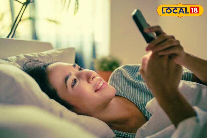 শুয়ে শুয়ে একটানা ফোন না ঘেঁটে ‘রিভার্স কাউন্টিং’ অভ্যাস করা ভাল। একশো থেকে একে ফিরে আসতে হবে। তবে সেটা একেবারে নির্ভুল হওয়া চাই।