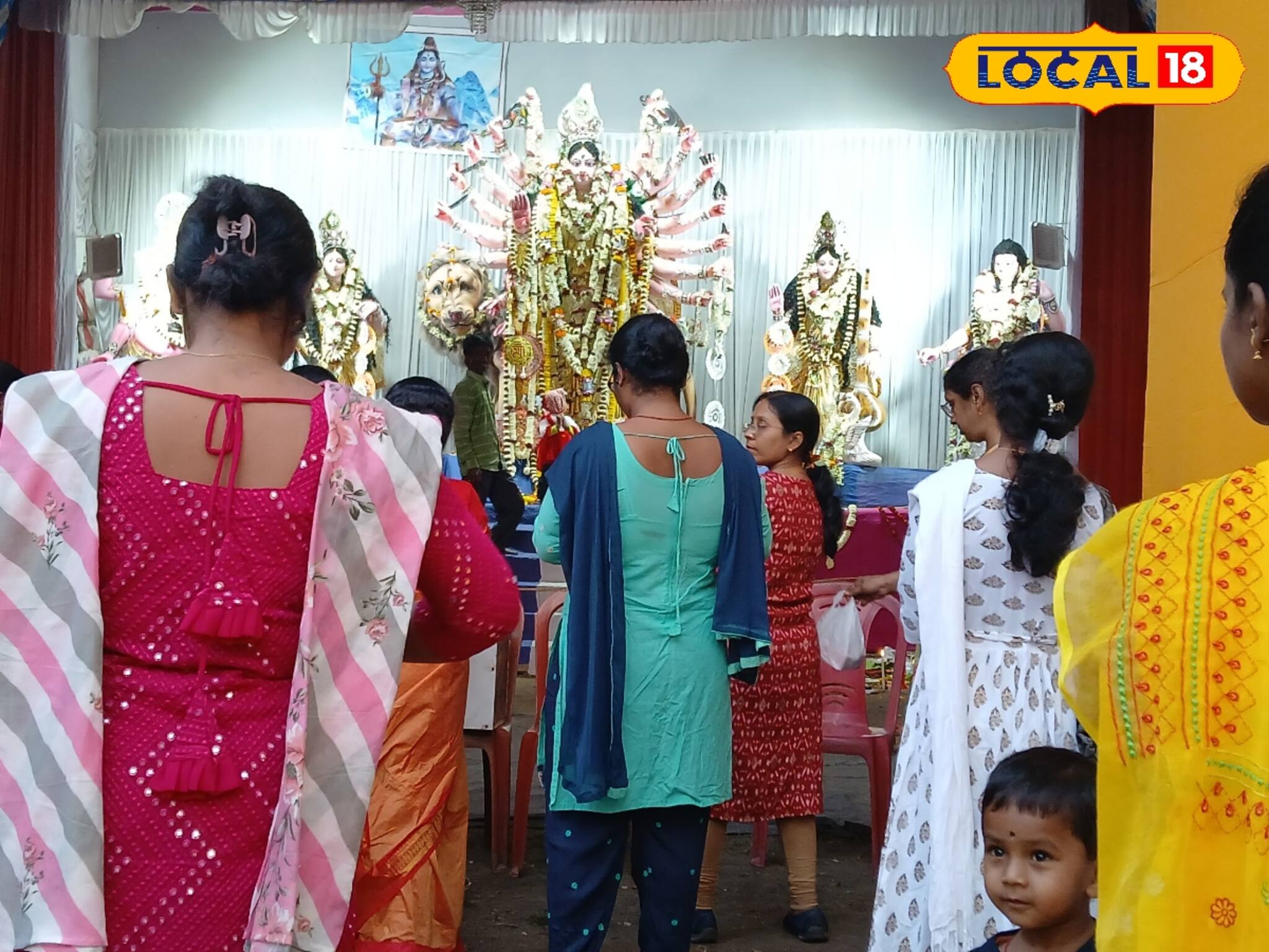 শীতের শেষে বাসন্তী পুজোয় মাতে গোটা গ্রাম! পুজোর কাহিনি অবাক করবে