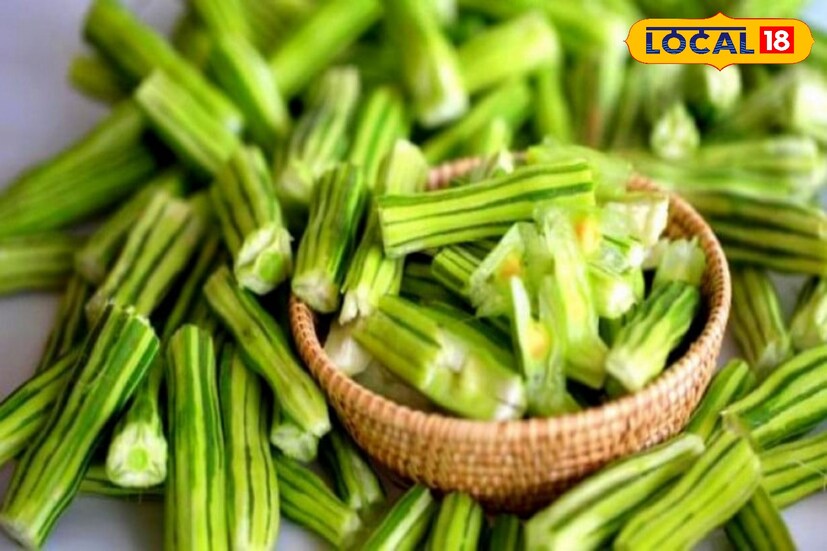 সজনে ডাঁটা কেবল খেতেই যে সুস্বাদু তা নয়, বরং এটি স্বাস্থ্য সুরক্ষার কাজেও বেশ প্রয়োজনীয়। শুক্তো হোক কিংবা সবজি সজনে ডাঁটার গুরুত্ব অপরসীম। বসন্ত রোগের যম, জ্বর, কাশি থেকে উপশম মেলে এই সবজিতেই। 