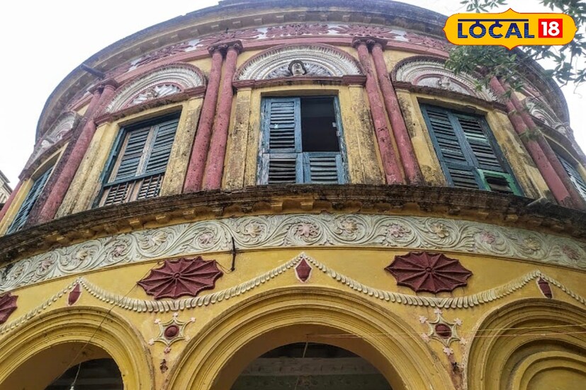 তিনশো বছরের ইতিহাসের এক পাণ্ডুলিপি নারায়ণপুর রাজবাড়ি। আপনার আসা-যাওয়ার পথেই রয়েছে।