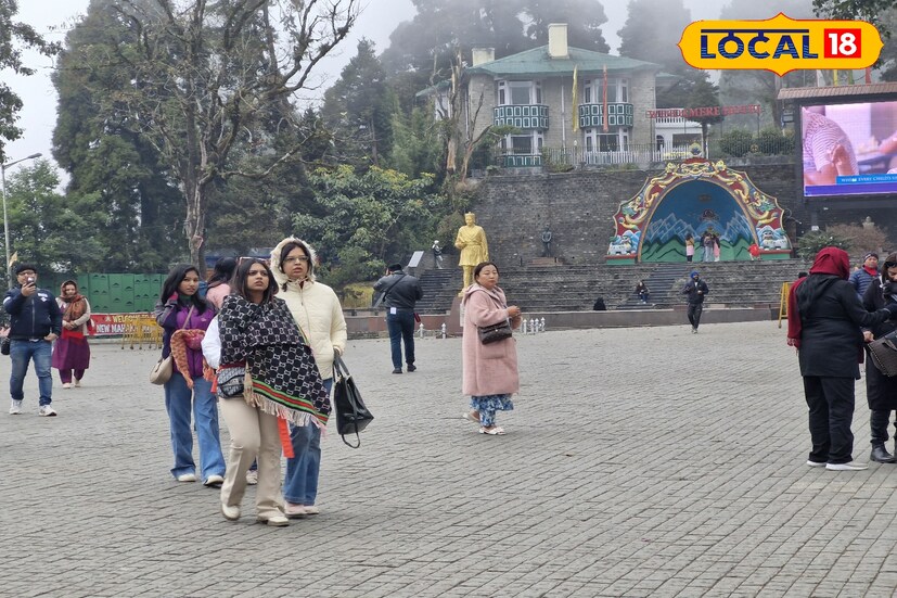 হাওয়া অফিসের পূর্বাভাস অনুযায়ী আগামী কয়েকদিন উত্তরবঙ্গ জুড়ে হাড় কাঁপানো ঠান্ডা। জারি রয়েছে ঘন কুয়াশার এলার্ট। থেকে বাঁচতে গায়ে জড়িয়ে ধরে মোটা শীতবস্ত্র রাস্তায় রাস্তায় আগুন জালিয়ে গা সেঁকছে স্থানীয় থেকে শুরু করে পর্যটকেরা।