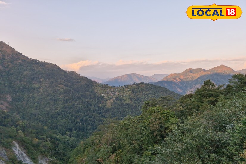 কনকনে ঠান্ডায় কাঁপছে পাহাড়, ঘন কুয়াশার সঙ্গে মেঘে ঢাকা আকাশ তার মাঝে রোদের লুকোচুরি খেলা এসবের মাঝে দিনের শেষে ফের শৈল শহরে জারি হালকা থেকে মাঝারি বৃষ্টির পূর্বাভাস। কনকনে ঠান্ডায় কাঁপছে পাহাড়, ঘন কুয়াশার সঙ্গে মেঘে ঢাকা আকাশ তার মাঝে রোদের লুকোচুরি খেলা এসবের মাঝে দিনের শেষে ফের শৈল শহরে জারি হালকা থেকে মাঝারি বৃষ্টির পূর্বাভাস।