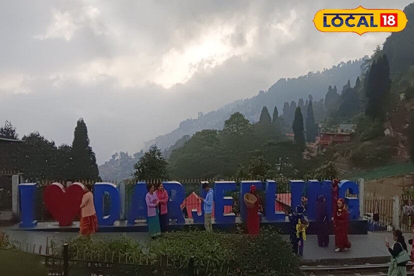 ঘন কুয়াশার সঙ্গে মেঘে ঢাকা আকাশ তার মাঝেই ফের শৈল শহরে জারি হালকা থেকে মাঝারি বৃষ্টির পূর্বাভাস। হু হু করে কমতে শুরু করেছে পারদ।