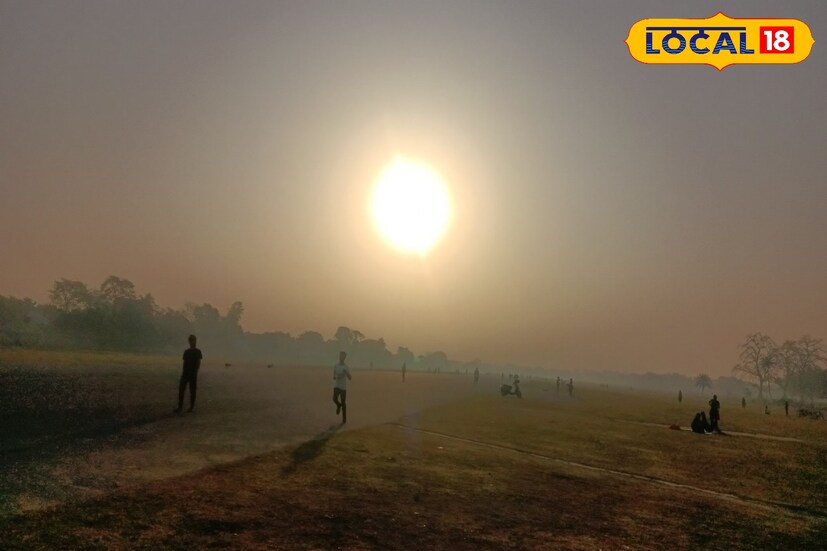 মালদহ: সপ্তাহের শুরুতেই তাপমাত্রা কিছুটা বৃদ্ধি পেয়েছে গৌড়বঙ্গের জেলাগুলিতে। ঠান্ডার দাপট অনেকটাই কমেছে। সকালের দিকে কুয়াশা থাকছে। বেলা বাড়তেই ঝলমলে রোদ সঙ্গে উত্তুরে হাওয়া বইছে।