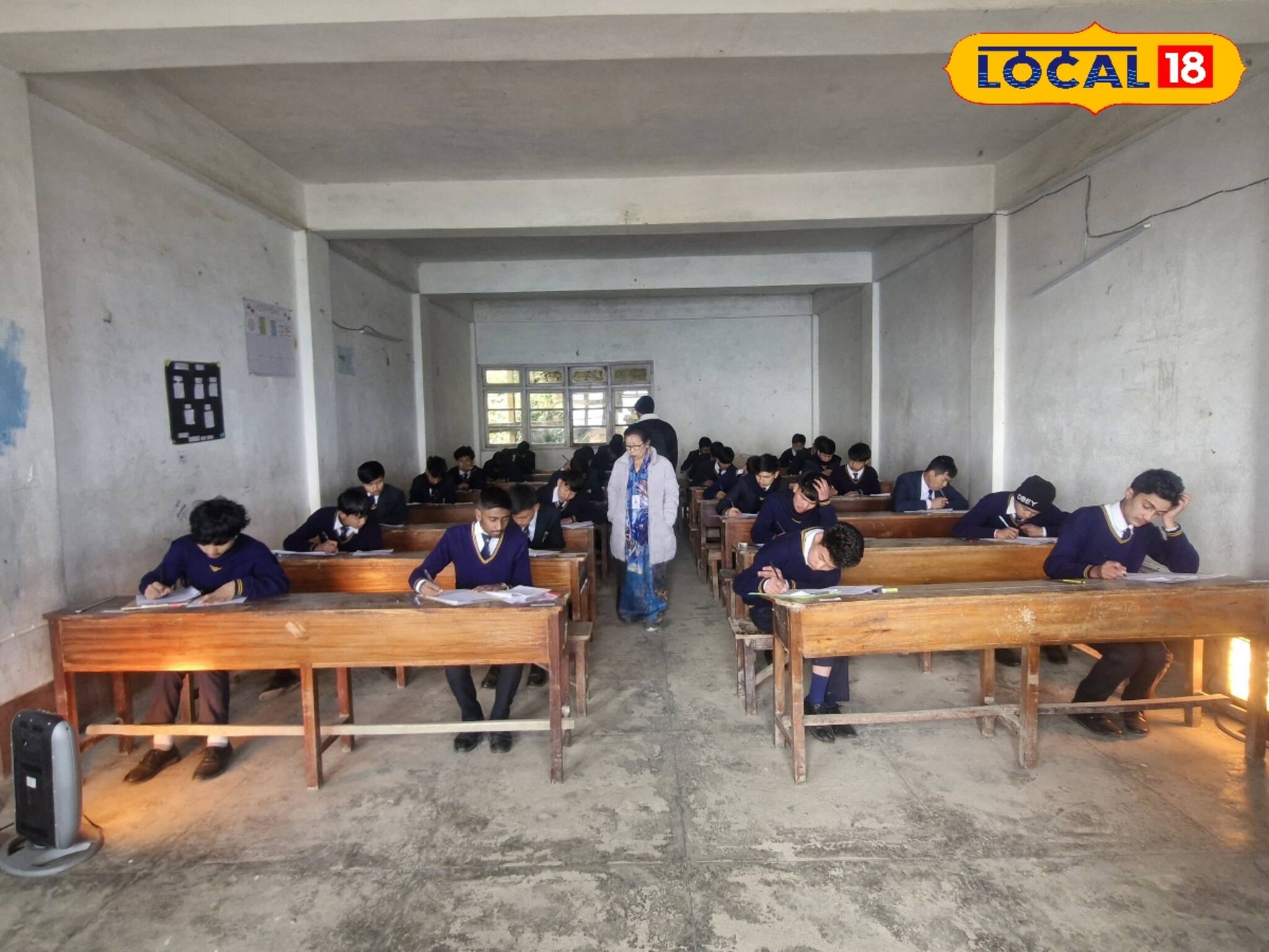 কনকনে ঠান্ডা! মাধ‍্যমিকে ছাত্র-ছাত্রীদের স্বস্তি দিতে পরীক্ষা কেন্দ্রে হিটারের ব্যবস্থা