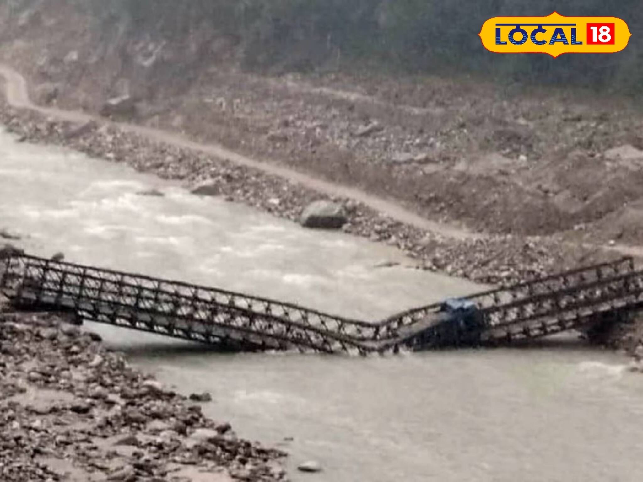 গাড়ি নিয়ে চুংথাং-এ হুড়মুড়িয়ে ভাঙল বেইলি ব্রিজ! নর্থ সিকিম যেতে পারবেন পর্যটকরা? জানুন