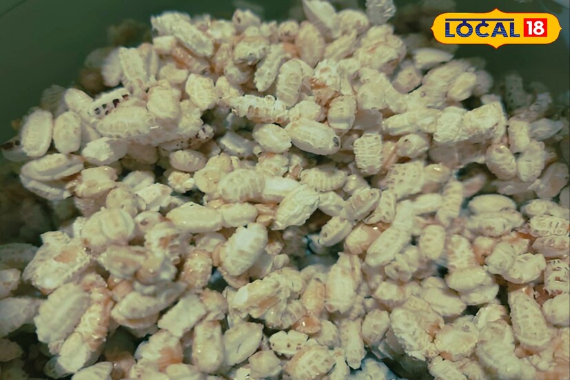 খইকে পুজো-পার্বণের খাবার হিসাবেই দেখা হয় সাধারণত। তবে বহু বাঙালির প্রাতরাশে খই খাওয়ার চল রয়েছে। চিঁড়ে-গুড়-খই মেখে নিয়ে তৈরি হয় সুস্বাদু জলখাবার।