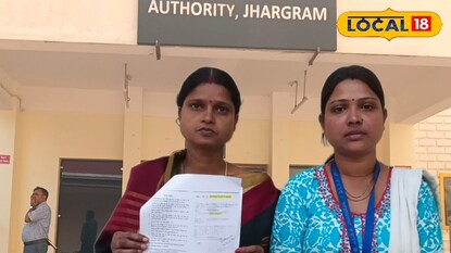 প্যারালিগাল ভলেন্টিয়ারের সঙ্গে দাঁড়িয়ে রয়েছেন রুমা ভদ্র