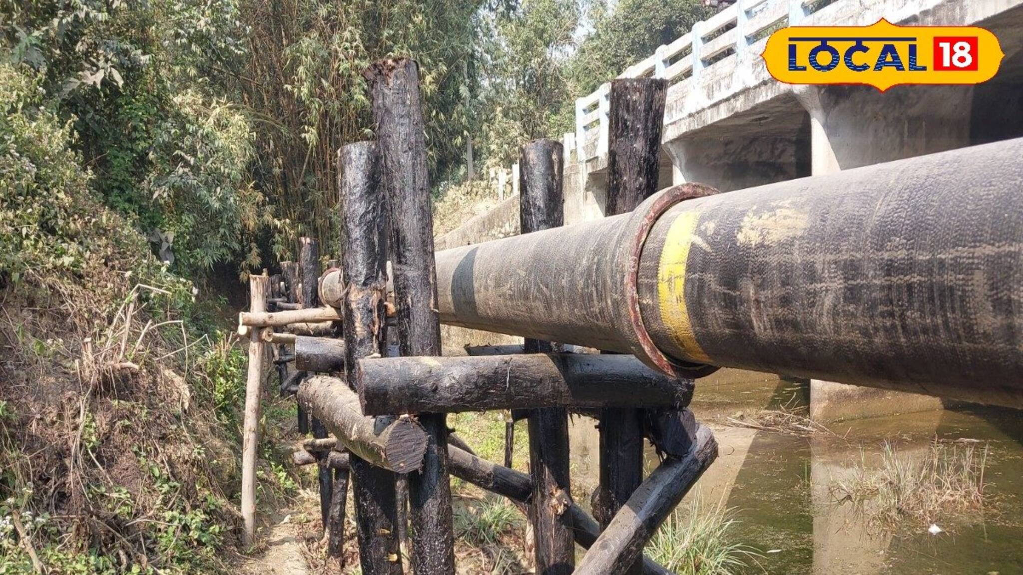 বিরাট কারচুপি? কংক্রিটের বদলে বাঁশ, কাঠের পিলারে পাইপলাইন! অনেক প্রশ্ন বাসিন্দাদের