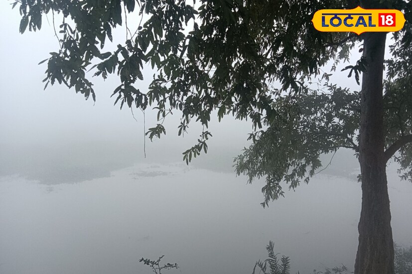 মালদহ: শীতের বিদায় লগ্নে কুয়াশার দাপট। ধীরে ধীরে বিদায় নিচ্ছে শীত। তবে এদিন সকালে কুয়াশায় ঢাকা ছিল চারদিক। সকালের দিকে ঠান্ডা আবহাওয়া।