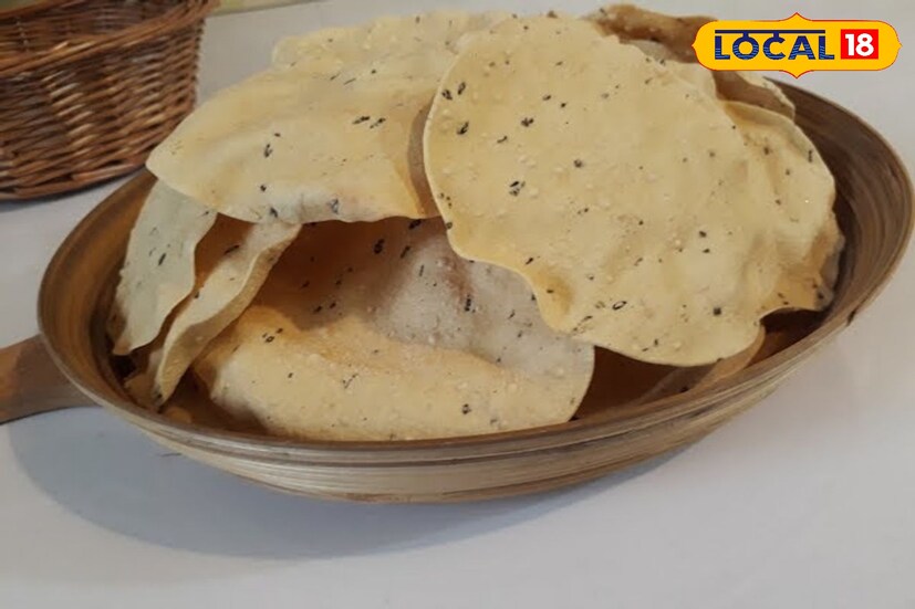 এরপর প্রয়োজন অনুসারে চিলি ফ্লেক্স, জিরে,গোলমরিচ গুঁড়ো,জোয়ান, হিং, বিট নুন দিয়ে মিশ্রণ তৈরি করুন।এবার গ্যাসে একটি বড় প্যান রাখুন এবং এতে জল দিন।প্যানের উপর একটি বড় জালের ঢাকনা রাখুন।এবার ছোট ছোট প্লেট নিন, তেল দিয়ে গ্রিজ করুন, চামচ দিয়ে মিশ্রণটি ঢেলে ভালো করে ছড়িয়ে দিন।