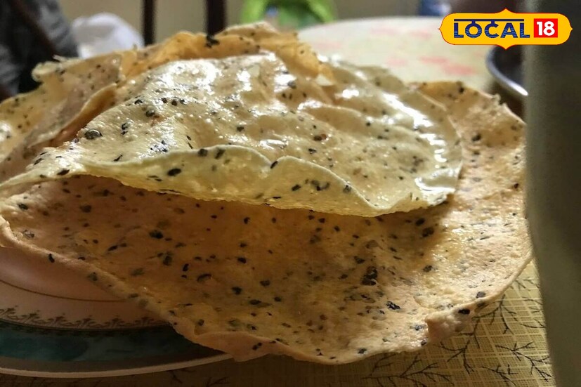 এবার এটি একটি জালের ঢাকনার উপর রেখে ঢেকে ৫ থেকে ৭ মিনিট ভালো করে ভাপ দিন।এটি ঠান্ডা হলে ছুরি দিয়ে এক এক করে বের করে নিন।এরপরে পাঁপড় গুলি ভালো করে রোদে ফেলে শুকিয়ে নিতে হবে।তাহলেই তৈরি আপনার সুস্বাদু পাঁপড়।সাদা তেল ভেজে গরম ভাত অথবা চায়ের সঙ্গে খেয়ে দেখুন।