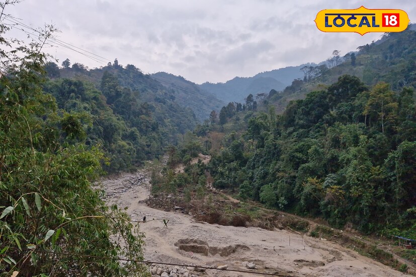 হাওয়া অফিসের পূর্বাভাস অনুযায়ী আগামী কয়েকদিন উত্তরবঙ্গ জুড়ে হাড় কাঁপানো ঠান্ডা। বারে বারে ভোল পাল্টাচ্ছে উত্তরের আবহাওয়া। সিকিমের ভারী তুষারপাতের প্রকোপ গোটা উত্তরবঙ্গ জুড়ে।শৈল শহরের উচ্চ পার্বত্য এলাকা গুলিতে হার কাঁপানো ঠান্ডা রেহাই পাবে না সমতলও।