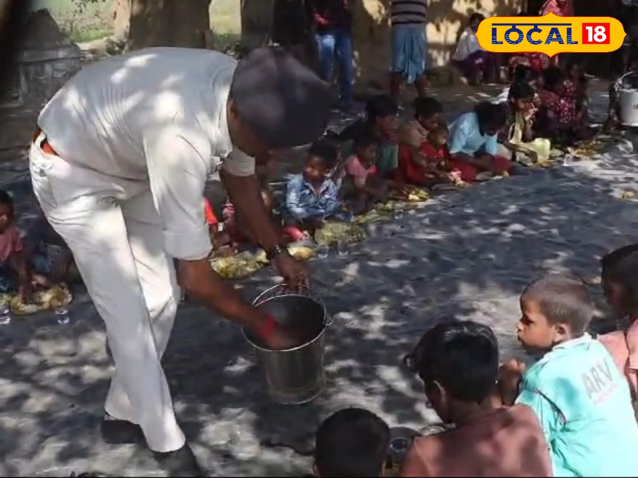 লাঠি, বন্দুক অতীত! এবার মাংস-ভাত পরিবেশনে ফিল্ডে নামলেন পুলিশ আধিকারিকরা