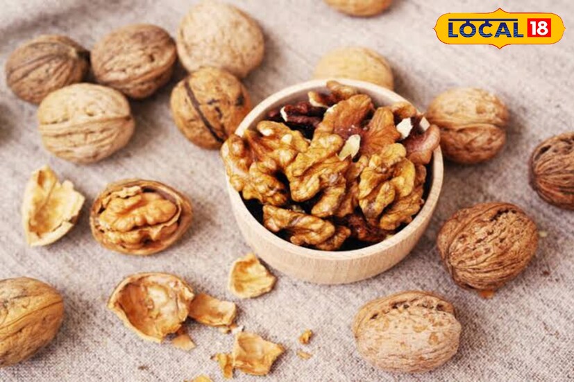 বিশেষজ্ঞরা মনে করেন আখরোট ভিজিয়ে খাওয়া গুরুত্বপূর্ণ। এছাড়াও দুধের সঙ্গেও খাওয়া যেতে পারে এই আখরোট। প্রতিদিনের ডায়েটে রাখুন এই খাবার। বদলে দেবে আপনার শরীর থেকে মন। আখরোটে থাকে প্রোটিন, কার্বোহাইড্রেট, ডায়েটারি ফাইবার, ফসফরাস, আয়রন, ক্যালসিয়াম, অ্যান্টিঅক্সিডেন্ট।