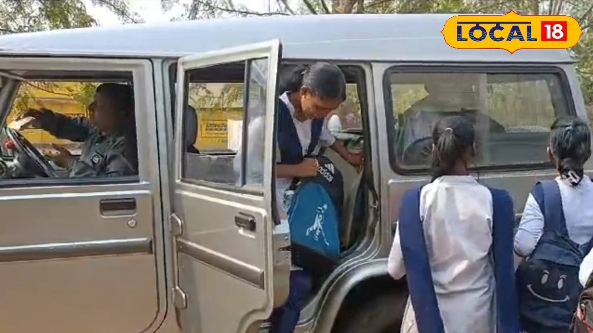 Madhyamik Exam 2025: মাধ্যমিক পরীক্ষা দিতে যাওয়ার সময় ঘটল চরম বিপত্তি! তড়িঘড়ি ছুটে এসে যা করল পুলিশ...