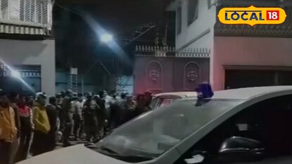 মধ্যে রাতে অভিযান শেষ করে চলে যাচ্ছেন জিএসটির আধিকারিকরা 