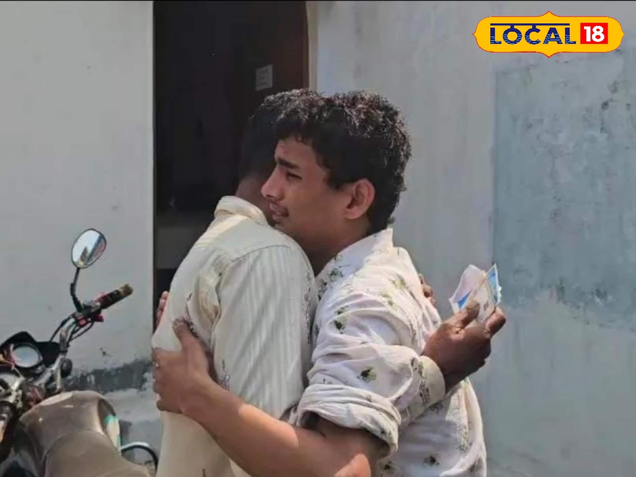 এ যেন সিনেমার গল্প! মূক ও বধির যুবককে ট্যাটুই ফিরিয়ে দিল পরিবার 