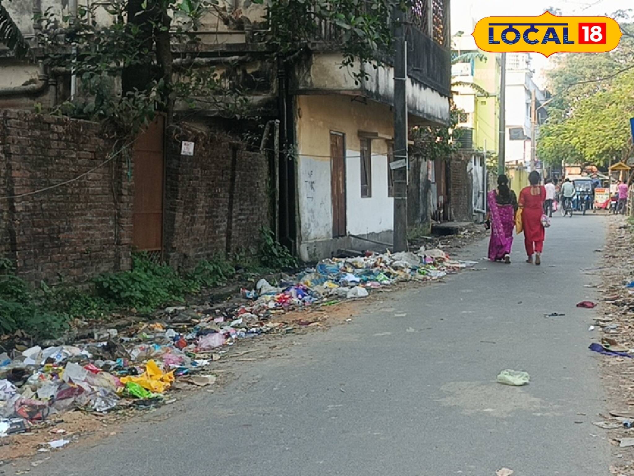 খোলা জায়গায় মূত্র বিসর্জন করে যাচ্ছে জনতা, অস্বস্তিতে মহিলা থেকে ব্যবসায়ীরা