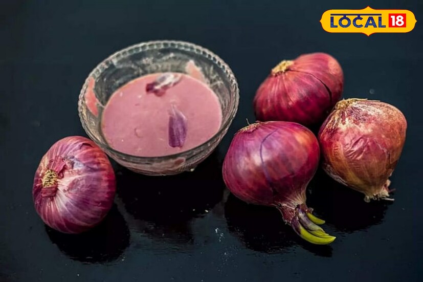 পেঁয়াজ বাটার ঘন পেস্ট তৈরি করে স্ক্যাল্পে লাগিয়ে রাখতে হবে। আধ ঘণ্টা পর শুকিয়ে গেলে জল দিয়ে ধুয়ে ফেলতে হবে। এটা প্রতিদিন করলে কয়েক দিনের মধ্যেই পাকা চুলে সুফল মিলবে নিশ্চিত।