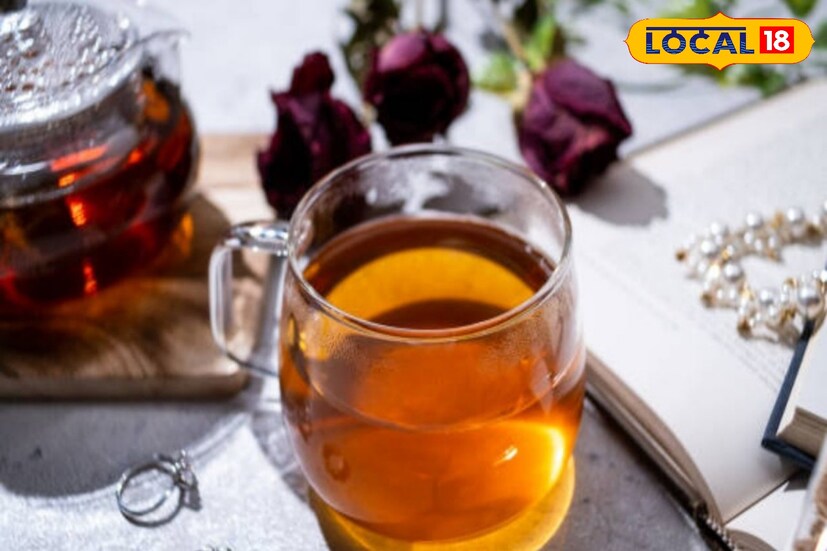 চায়ের লিকার পাকা চুল কালো করতে পারে। উজ্জ্বল, স্বাস্থ্যবান করে চুলকে। জলে কালো চায়ের পাতা অল্প ফুটিয়ে ঠাণ্ডা করে নিয়ে তারপর তা চুলে ঢেলে ত্রিশ মিনিট অপেক্ষা করে এবার ঈষদুষ্ণ জলে চুল ধুয়ে নিলেই মিলবে উপকার।