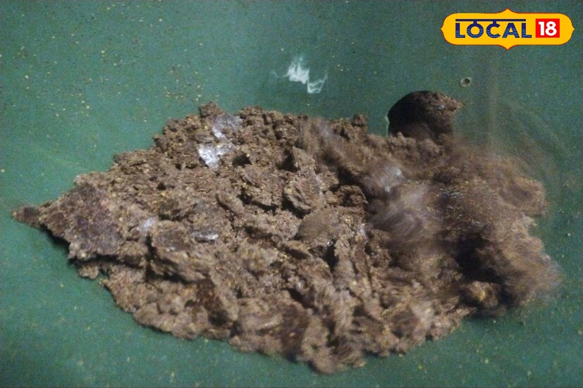 এখনও কাঠের ঘানিতে তৈরি করে চলেছে সরষের তেল। কৃষকদের কাছে বানিতে সরষে নিয়ে তেল বানিয়ে দেয় এই মিল। সূত্র মারফত জানা গেছে কাচ্চি ঘানি তেলের উপকারিতা বেশি সঙ্গে ঝাঁঝও যথেষ্ট তীব্র।