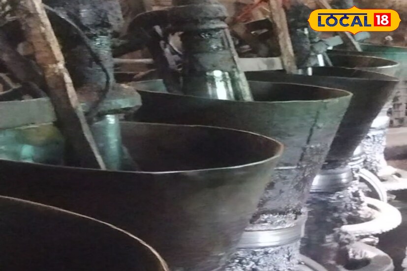 কাঠের ঘানিতে তৈরি সরষের তেল। কথায় আছে খাবি কি? ঝাঁজে মরে যাবি