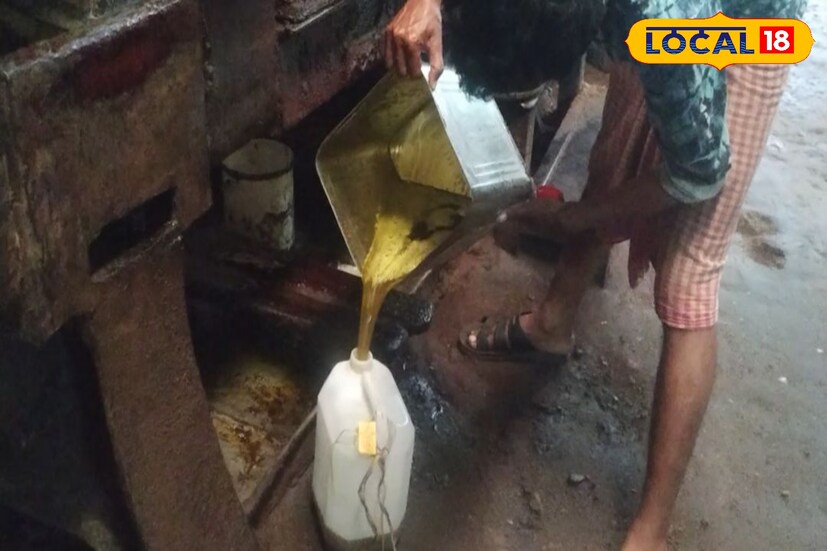 কাঠের ঘানি আর দেখায় যায় না সচরাচর। তবে বাঁকুড়া জেলার খাতড়া শহরের এই ৫০ বছরের পুরানো তেল মিলটি পুরোনো কোল্ড প্রেস পন্থা মেনেই তেল তৈরি করে চলেছে।