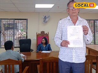 জেলা আইনি পরিষেবা কর্তৃপক্ষের কার্যালয়ে দাঁড়িয়ে উপভোক্তা