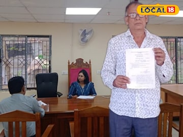 জেলা আইনি পরিষেবা কর্তৃপক্ষের কার্যালয়ে দাঁড়িয়ে উপভোক্তা