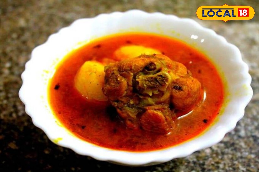 কম মশলা দিয়ে মাংস বানানোর জন্য প্রথমে প্রয়োজন ৫০০ গ্রাম মুরগির মাংস, প্রয়োজন মতো আলু, পিয়াজ, ক্যাপসিকাম, বিনস, বিট, আদা, টমেটো, লঙ্কা, রসুন, জিড়ে গুঁড়ো, ধনে গুঁড়ো এবং নামমাত্র সরষের তেল, নুন, হলুদ। প্রথমে মাংস ভাল করে ধুয়ে নিন এবং জল ঝরিয়ে নিন।