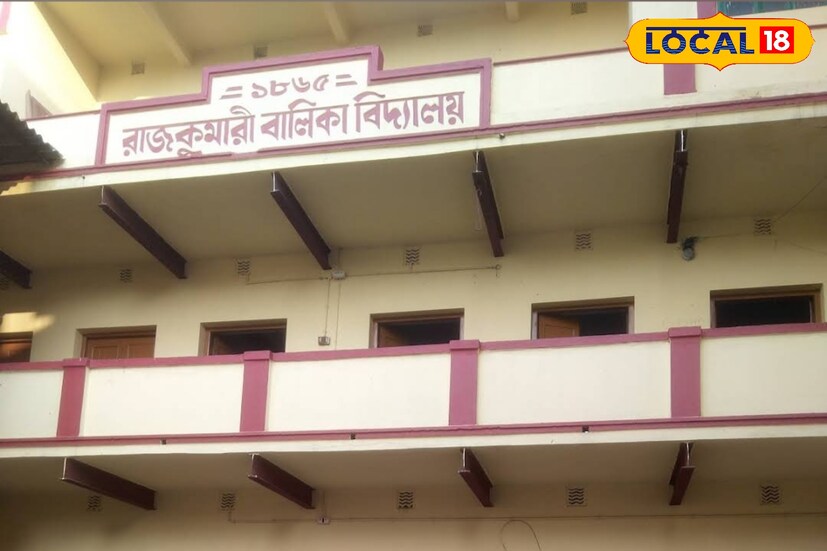 জানা গিয়েছে, বরাহনগরের অতি পুরনো রাজকুমারী গার্লস হাই স্কুলে গিয়ে তাঁর চোখে পড়ে ঐতিহাসিক বাইবেলটি