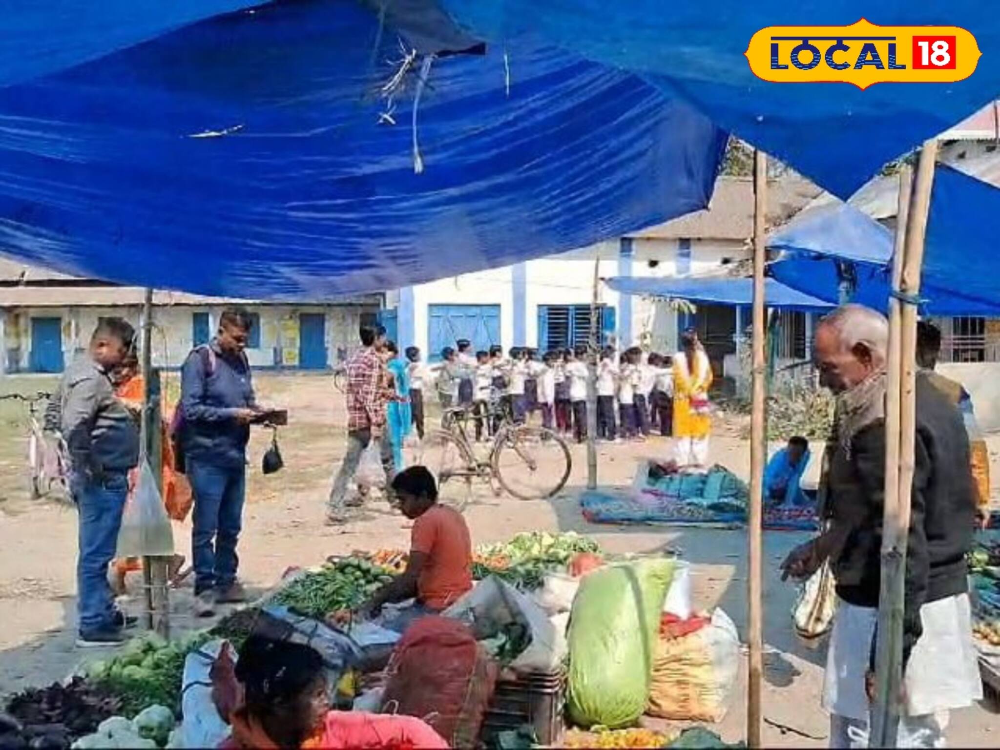 স্কুলের মাঠ, বারান্দায় বাজার! ব্যবসায়ীদের গাজোয়ারিতে পড়াশুনা শিকেয় উঠেছে পড়ুয়াদের